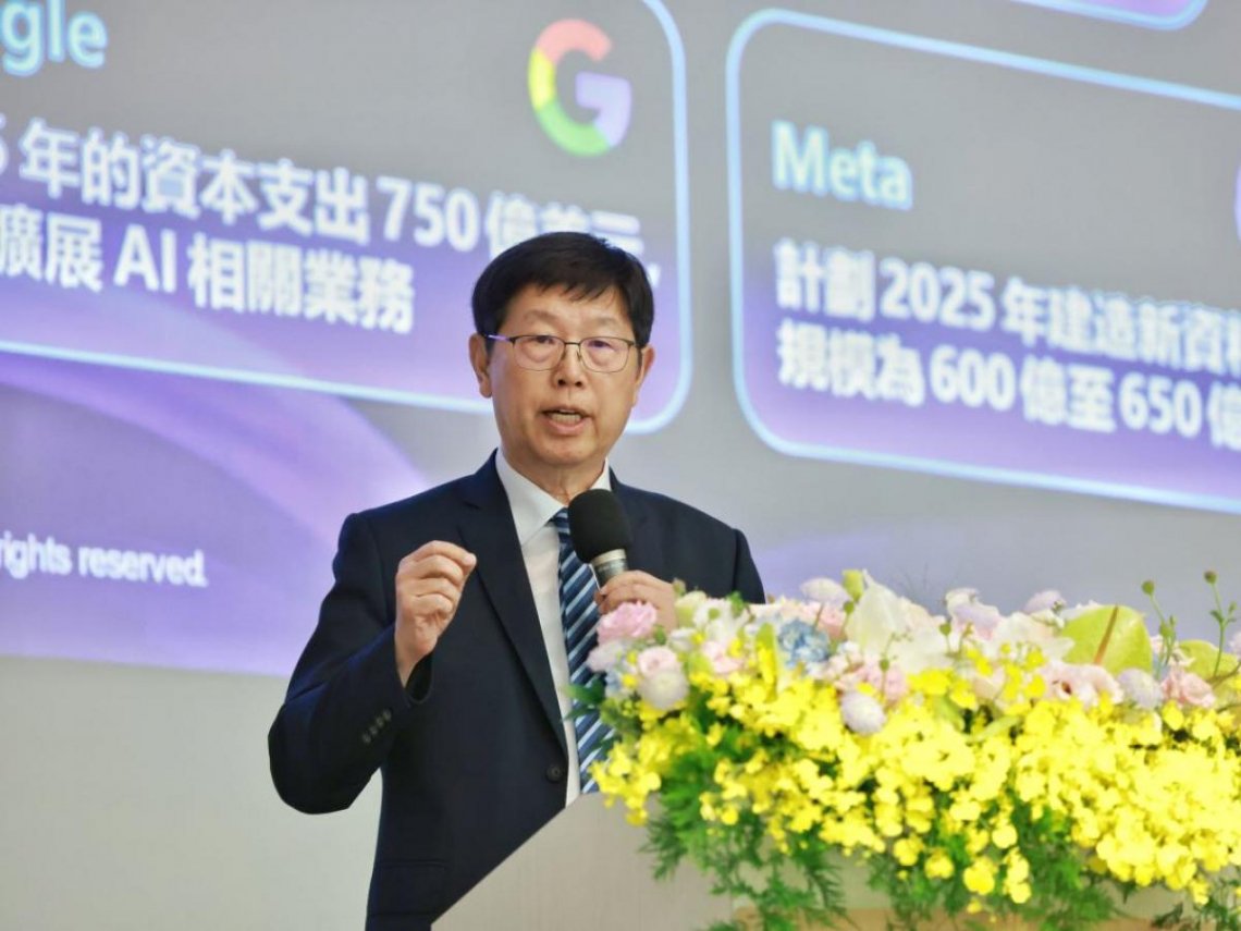 劉揚偉首次宣示：鴻海要做AI伺服器的統包商，從GPU、機櫃、冷卻到機電全吃，今年前三季業績已提前突破兆元！